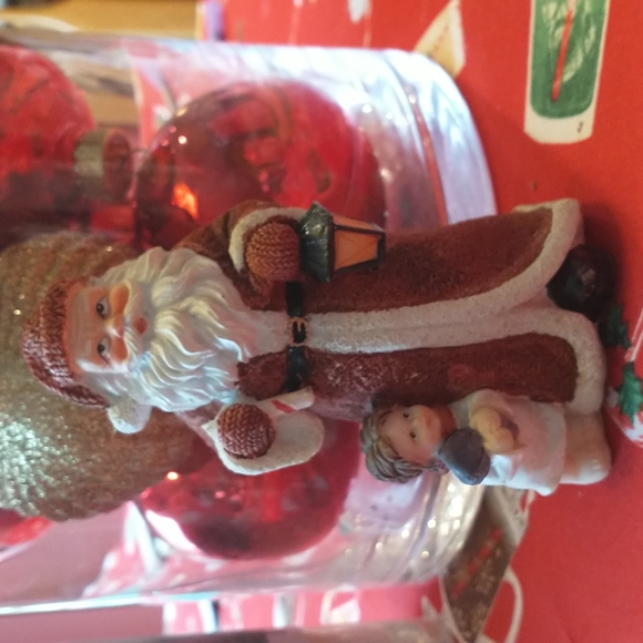 K's Collection Resin Santas - Set of 4 - Picture 6 of 13